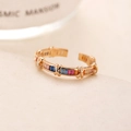 Bague dorée luxueuse avec zircons arc-en-ciel et un design élégant en forme de croix X - Or (D8525)