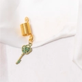 Makro-Detail von Vintage-Spiral-Haarring mit Rosenschlüssel-Anhänger aus Gold - Schlüssel (F1408)