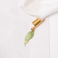 Detail eines goldenen Haarrings mit grünem Emaille-Federanhänger für Dreadlocks - Flügel (F1417)