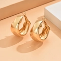 Orecchini a cerchio dorati spessi con design metallico multistrato su piedistalli minimalisti - Clip per orecchie oro
