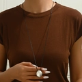 Collana minimalista con pendente a goccia d'argento su cordino nero indossata da una modella - Stile Argento (C5515)