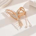 Detaillierte Nahaufnahme der goldenen Maiglöckchen-Haarklammer mit Perlen und Strass - Quaste Maiglöckchen Ähre Gold