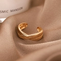 Anillo cruzado minimalista de oro con textura martillada sobre seda de color marrón - Dorado (D8523)
