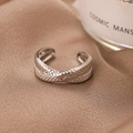 Elegante anillo abierto de plata texturizada con acabado martillado sobre seda - Plateado (D8524)