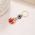 Detailansicht goldener Haaranhänger mit Evil Eye Perle und Geschenkbox Emaille Anhänger - Geschenkbox