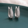 Eleganti orecchini a cerchio a forma di U in argento con zirconi micro-pave su sfondo scuro - Argento (E1205)