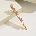 Detalle de pasador dorado con cristales rosas redondos y rectangulares alternados - Rosa (C2217)