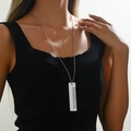 Elegante collana con ciondolo a pettine argento da donna indossata da modella - Pettine Fine Lungo Argento 1#