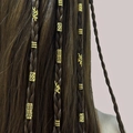 Detailweergave van gouden haarmanschetten en bladringen op gevlochten dreadlocks - Goud Stijl 3