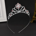 Elegante corona da sposa con montatura in metallo argentato e accenti in strass rossi - Strass Rosa (C8123)