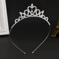 Vista dettagliata della tiara d'argento con design a cuore traforato e strass scintillanti - Cuore