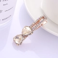 Gros plan détaillé de la pince à cheveux cœur en cristal champagne et petits strass blancs - Jaune Cristal (B3204)