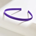 Dettaglio del cerchietto in raso viola lucido da 1 cm su un supporto bianco minimalista - Viola