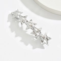 Pasador de pelo de metal plateado pulido con cinco estrellas unidas sobre fondo blanco - Estilo Pentagrama Plateado (E5503)