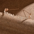 Detailansicht des rotgoldenen Schneeflocken-Haarreifens mit Strass und Perlen - Perle Roségold