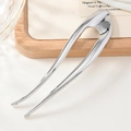 Forcina a U in argento minimalista per acconciature eleganti su vassoio di legno decorato - Argento