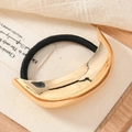 Minimalistischer hochelastischer Haargummi mit polierter goldener Halbmond-Metallmanschette - Gold