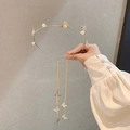 Dettaglio del cerchietto a farfalla dorata con perle e frange a catena lunga sottile - Stile Dorato (E7512)
