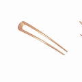 Dettaglio di forcina per capelli in metallo oro rosa a forma di U con finitura testurizzata - U Minimalista (Oro Rosa)