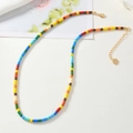Bunte böhmische Keramikperlen-Halskette mit goldenem Karabinerverschluss und Kette - Bunt