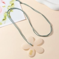 Collier avec pendentif fleur en résine crème et cordon tressé vert clair élégant - Fleur Blanc Crème Avec Cordon Tressé Vert