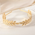 Elegante cerchietto in metallo dorato con foglie di alloro su uno sfondo di seta bianca pura - Oro