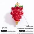 Pendentif fruit rouge en résine et acier inoxydable plaqué or 18k pour bijoux DIY - Pendentif en Forme de Baie Rouge (PJ91392)