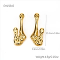 Vista dettagliata degli orecchini a goccia dorati con misure di 25,2 mm x 9,9 mm - Stile Oro Metallo Liquido Irregolare (EH15645)