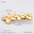 Gouden roestvrijstalen haarclip met witte parels en gedetailleerde bloemstructuur - Drievoudige Bloemstijl (FS71021) / 18K Verguld