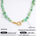 Collana di pietre naturali verdi con chiusura a molla in acciaio inossidabile dorato - Stile Pietra Naturale Frantumata Verde (XL31416)