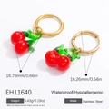 Boucles d'oreilles cerises rouges en acier inoxydable avec feuilles et anneaux dorés - Style Cerise Classique (EH11640)