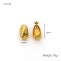 Dettaglio di orecchini a perno in acciaio placcati oro 18K con trama a costine - Stile Spirale a Righe Orizzontali (EH11128)