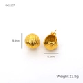 Dettaglio di orecchini placcati oro 18 carati con trama martellata e misura 9,8 mm - Forma Irregolare Martellata (EH11127)