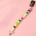 Dettaglio di un fermaglio per capelli colorato con perline e fiori su sfondo rosa - Stile C