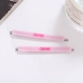 Detalle de dos pinzas para el cabello rosas con letras Grove en una superficie limpia - Rosa