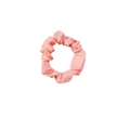Detalle de un coletero de tela rosa coral que muestra la textura fina y el diseño elástico - Rosa