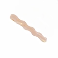 Détail d'une pince à cheveux ondulée rose nacré avec texture acétate irisée unique - Rose Clair (E3225)