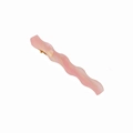 Vue détaillée de la pince à cheveux rose ondulée en acétate avec texture marbrée élégante - Rayures Bleu Ciel Rose