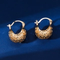 Elegante goldene hohle Kugelohrringe mit geometrischem Labyrinth-Muster auf Samt - Gold