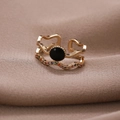 Dettaglio macro dell'anello a onde dorato con pietra nera e cristalli colorati - Aperto Regolabile / Oro Pietra Nera