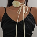 Elegante collana choker con fiore di camelia in tessuto crema e lungo nastro di raso - Giallo