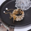 Pinza para el pelo dorada con rosa blanca, motivo de mariposa y borlas de perlas - Dorado
