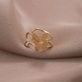 Eleganter goldener Schmetterlingsring mit zweireihigem Band und Diamantakzenten auf Satin - Gold