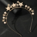 Dettaglio del cerchietto dorato a stelle con strass brillanti e perle finemente incastonate - Oro