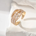 Dettaglio anello a fibbia dorato con zirconi quadrati e pavé di diamanti - Zirconia Bianco (D7236) / Oro