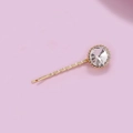 Dettaglio di un fermaglio per capelli dorato a onde con un grande cristallo di strass - Forcina Strass (C5525)