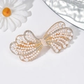 Dettaglio del fermaglio a farfalla dorato con perle intarsiate e strass lucidi - Stile Fiocco Grande con Perla B8103