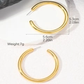 Vista dettagliata dei grandi orecchini a cerchio dorati con diametro di 5,3 cm e lucidi - Oro (5.3cm)