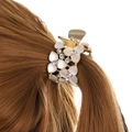 Pinza per capelli a fiore dorata con pietre a cuore in opale bianco e strass scintillanti - Stile Pietra Occhio di Gatto Bianca