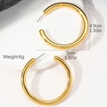 Vista dettagliata degli orecchini a cerchio dorati a forma di C, diametro 5 cm - Oro (4.9cm)